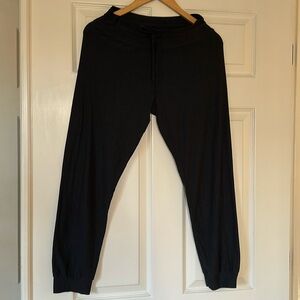 Beyond Yoga featherweight lounge around midi jogger